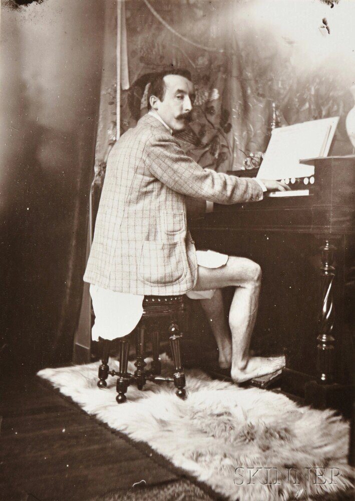 Поль Гоген без штанов играет на гармониуме в студии Альфонса Мухи, 1895-й год.