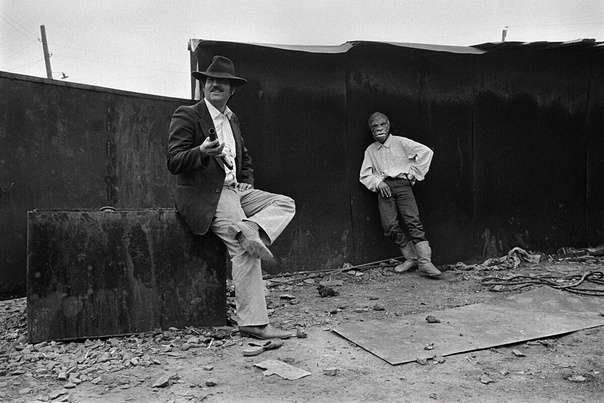 Время цыган Ляля Кузнецова фотографирует цыган более тридцати лет. В 80-е серия «Цыгане» принесла ей мировую известность и Гран-при на европейском фотобиенале в Париже. Работы фотографа были