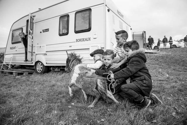 Жизнь ирландских кочевников на снимках Джейми Джонсон Фотограф из Лос-Анджелеса Jamie Johnson сделала серию снимков о жизни ирландских кочевников. Всего по Британии, США и Ирландии гуляет где-то