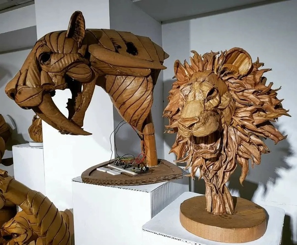 Картонные скульптуры от художника из Тайваня 24-летний тайваньский художник Кай-Сян Чжун создает потрясающие скульптуры из обычного картона. В его коллекции есть и небольшие поделки и огромные