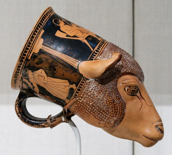 Древнегреческие ритоны Широкий воронкообразный сосуд для питья в виде опущенной вниз головы животного или человека. Сосуд часто использовался в священных обрядах жертвоприношения или возлияния