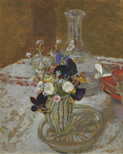 Эдуар Вюйар / Edouard Vuillard (1868 - 1940). БУКЕТ АНЮТИНЫХ ГЛАЗОК, НЕЗАБУДОК И РОМАШЕК, ПЕРЕД ГРАФИНОМ, НА СТОЛЕ (BOUQUET DE PENSÉES, DE MYOSOTIS ET DE PÂQUERETTE, DEVANT UNE CARAFE, SUR UNE