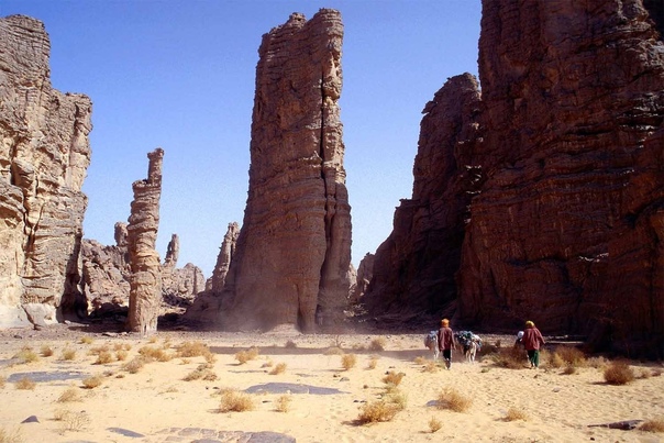 Алжир, Тассилин-Адджер Тассилин-Адджер – горное образование, располагающееся в Сахаре, в юго-восточной части Алжира. С 1982 года объект был внесен в список Всемирного наследия ЮНЕСКО. Помимо