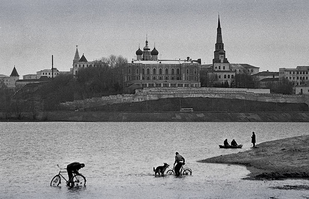 «Казань и казанцы в 1990-е» Портрет не одного города, а всей страны в фотопроекте Евгения КанаеваЛихие 90-е… Это время многие вспоминают с улыбкой и светлой грустью. Тогда людям пришлось