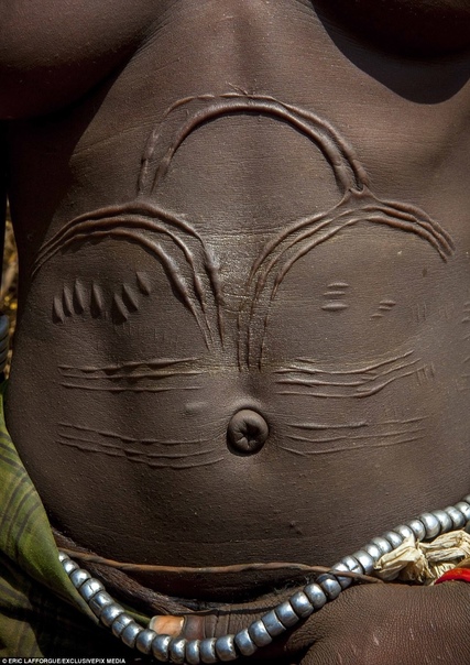 В Африке шрамы украшают не только мужчин В племени сурма, проживающем на территории Эфиопии, шрамы на женской коже считаются признаком красоты. Именно поэтому 12-летних девочек племени на