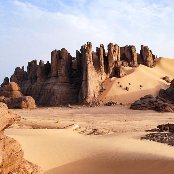 Алжир, Тассилин-Адджер Тассилин-Адджер – горное образование, располагающееся в Сахаре, в юго-восточной части Алжира. С 1982 года объект был внесен в список Всемирного наследия ЮНЕСКО. Помимо