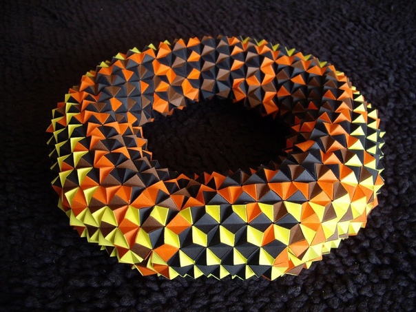 Модульное оригами: древнее искусство кусудама Бумажная модель, которая обычно формируется сшиванием вместе концов множества одинаковых пирамидальных модулей, так что получается тело шарообразной