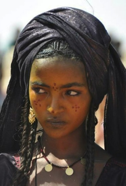 Лица мира: Туареги Бедуины. Народ группы берберов в Мали, Нигере, Буркина-Фасо, Алжире и Ливии. Были известны своей воинственностью. По одной из легенд они пошли от царицы Сахары Тин-Хинан,