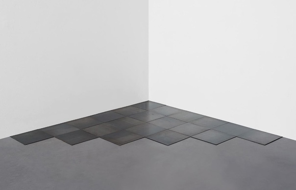 Carl Andre / Карл Андре 16 сентября 1935 — 24 января 2024) — американский художник, представитель минимализма. Характерные черты его скульптуры — использование промышленных материалов, модульных