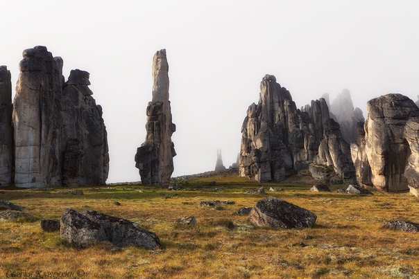 Гора Кисилях. Республика Саха Якутия Высота горы Кисилях — 1070 метров над уровнем моря, длина — около 25 километров. Она вся усеяна столбообразными скалами, средняя высота которых 25 — 30