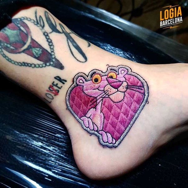 Художник Эудардо Лозано Баретто создаёт невероятные татуировки Помимо обычных цветных татуировок, бразильский художник Eduardo «Duda» Lozano создает рисунки, имитирующие нашивки и шевроны из