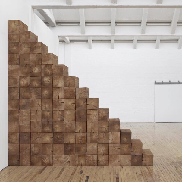 Carl Andre / Карл Андре 16 сентября 1935 — 24 января 2024) — американский художник, представитель минимализма. Характерные черты его скульптуры — использование промышленных материалов, модульных