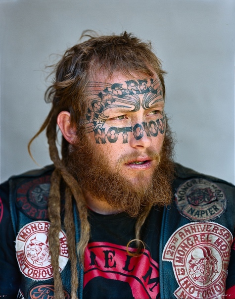 Суровые члены новозеландской банды Монгрел Моб Фотограф Джоно Ротман создал эпические портреты, которые позволяют нам открыть незнакомый мир монгрелов. При упоминании о Новой Зеландии в первую
