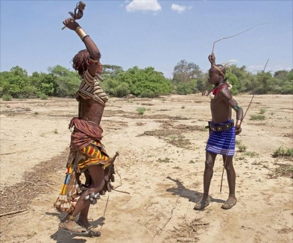 Эфиопские женщины ради любви умоляют своих мужчин избить из кнутом В долине реки Омо в Эфиопии фотограф Джереми Хантер заснял странную традицию племени Хамар. Во время ритуала, известного как