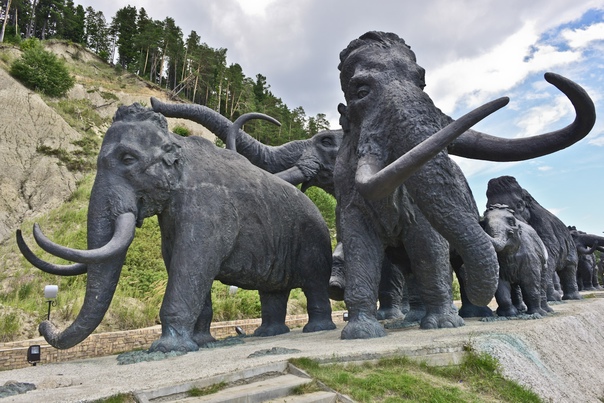 Археопарк «А́рхеопарк» — культурно-туристический комплекс в Ханты-Мансийске, создававшийся с 2007 года и ставший самой масштабной в реконструкцией доисторических времен под открытым небом. Это