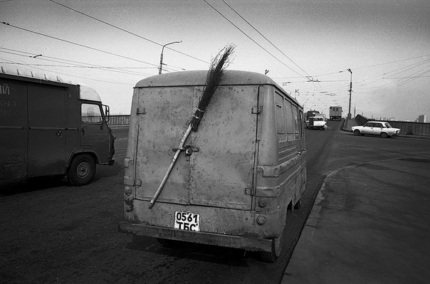 «Казань и казанцы в 1990-е», фотопроект Евгения Канаева Фотограф Евгений Канаев родился в 1955 году в городе Зеленодольске, в 38 км от Казани. С 16 лет он увлёкся фотографией и неоднократно