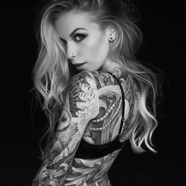 Lisa Kroiss Немецкая модель и тату-мастер, которая прославилась своим уникальным стилем и оригинальными дизайнами татуировок. Она начала свою карьеру в качестве модели, но вскоре поняла, что ее