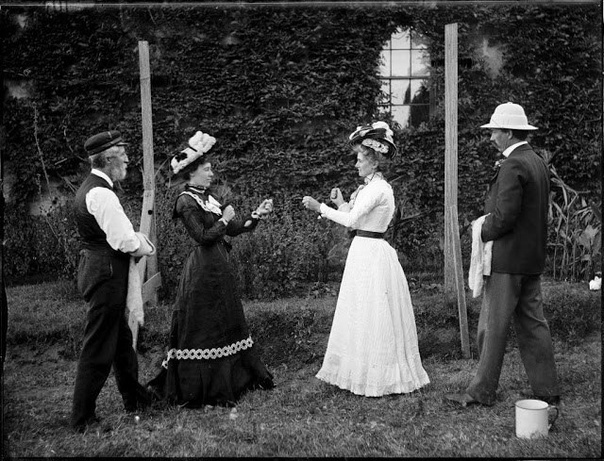 Боксеры в корсетах В викторианскую эпоху девушки охотно участвовали в таких боях, выходя на импровизированный ринг в корсетах и
