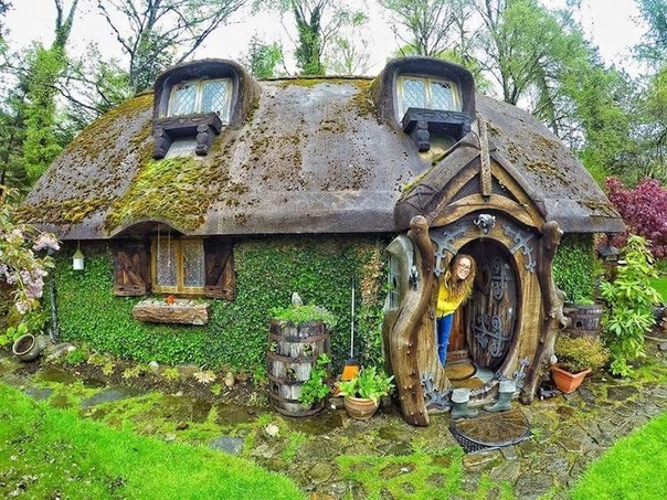 Фанат построил домик хоббита в Шотландии Стюарт, живущий недалеко от Томича, Шотландия, соорудил свой собственный дом в стиле хоббитов, который не только волшебно выглядит снаружи, но и имеет