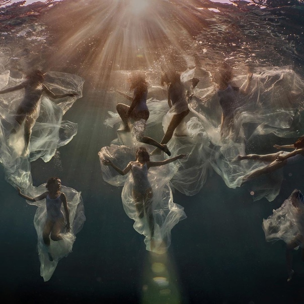 Подводные снимки моделей от Лекси Лайн Эти потрясающие изображения подводных моделей были сделаны британским фотографом-женщиной, умеющей задерживать дыхание на несколько минут, чтобы за это