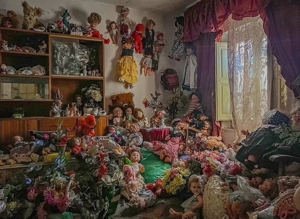 Заброшенный испанский дом с тысячей кукол Дом наполненный 1000 игрушечными младенцами в деревне на окраине Севильи, рассказывает трагическую историю матери, которая потеряла своих двоих детей и