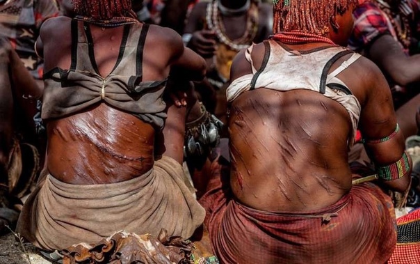 Эфиопские женщины ради любви умоляют своих мужчин избить из кнутом В долине реки Омо в Эфиопии фотограф Джереми Хантер заснял странную традицию племени Хамар. Во время ритуала, известного как