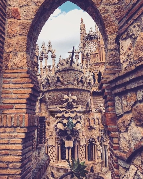 Испанский замок Коломарес (El Castillo Monumento de Colomares) Врач из Нью-Йорка Эстебан Мартин вернулся домой в Испанию, чтобы построить собственный тщательно продуманный памятник Христофору