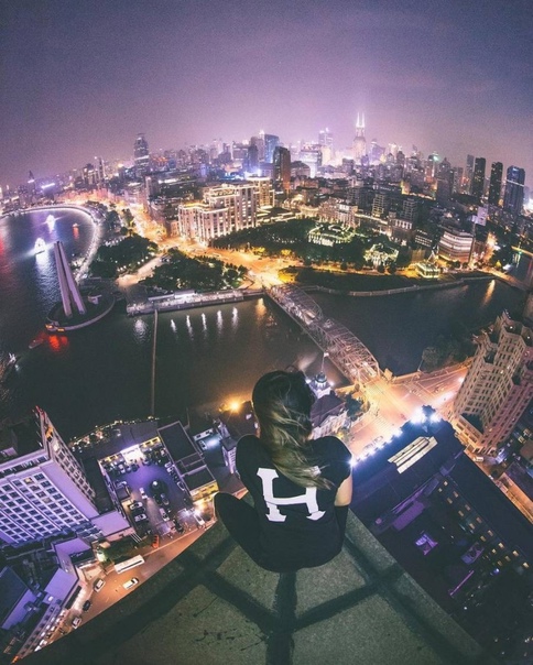 Шанхай c высоты небоскрёбов от Оливера Шоу Любовь к фотографии и архитектуре толкает Oliver Shou на безумные поступки. Фотограф, которого совершенно не страшит высота, заполнил свой Instagram