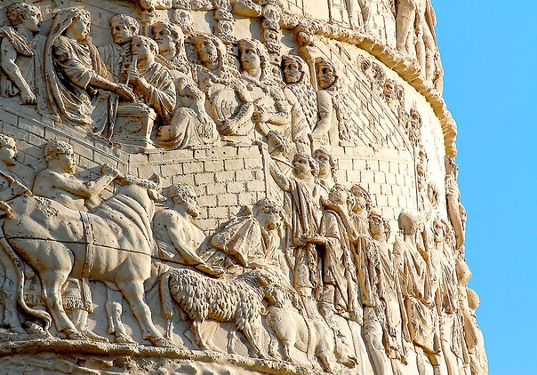 Колонна Траяна (113 г.) Колонна на форуме Траяна в Риме, созданная архитектором Аполлодором Дамасским в 113 году н. э. в честь побед Траяна над даками. Триумф императора запечатлён в форме