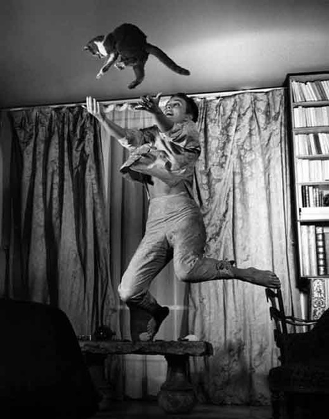 Гений сюрреализма в фотографии Филипп Халсман Родоначальник сюрреализма в фотографии Philippe Halsman, (1906-1979) родился в еврейской семье в Риге. В середине XX века фотография использовалась