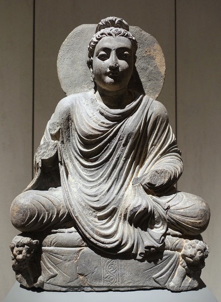 Статуя Будды из Тахт-и-Бахи (около 300 г.) В I—IV в. н. э. в художественной культуре Индии произошли значительные перемены. В изобразительном искусстве Будду стали представлять в облике