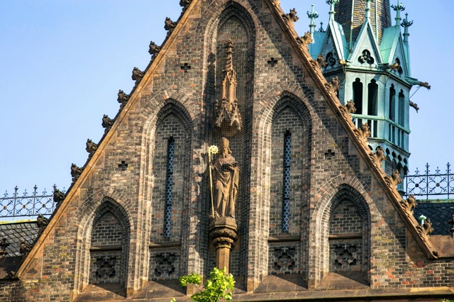 Готическая архитектура: Храм Святой Людмилы Church of St. Ludmila — католический приходской костёл в неоготическом стиле на площади Мира в пражском районе Винограды. Возведён в 1888-1892 годах