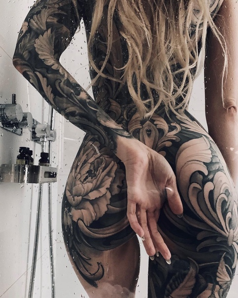 Lisa Kroiss Немецкая модель и тату-мастер, которая прославилась своим уникальным стилем и оригинальными дизайнами татуировок. Она начала свою карьеру в качестве модели, но вскоре поняла, что ее