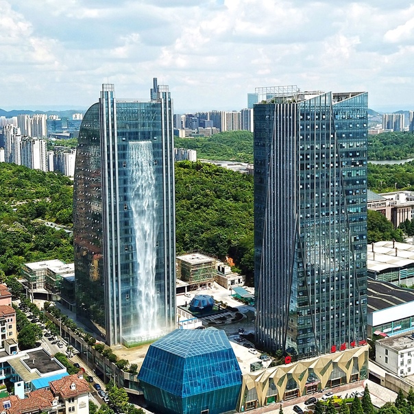 Искусственный водопад на стене китайского небоскреба В китайском городе Гуйян создали самый высокий искусственный водопад в мире. 108-метровый водопад вытекает из верхних этажей небоскреба