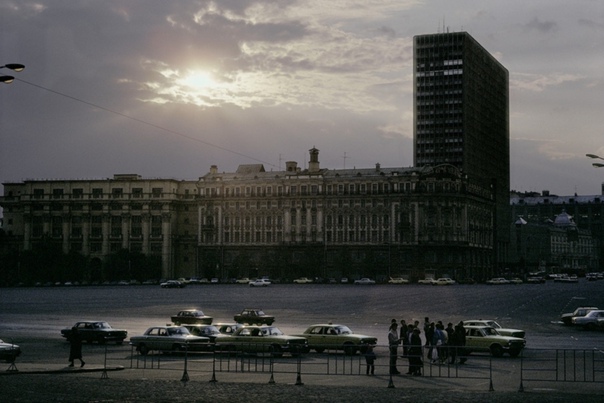 Москва на фотографиях Гарри Груйера Harry Gruyaert родился в 1941 году в Антверпене, изучал фотографию и кино, снял несколько фильмов в качестве оператора-постановщика для фламандского