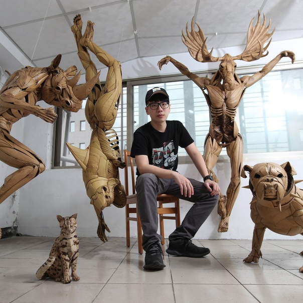 Картонные скульптуры от художника из Тайваня 24-летний тайваньский художник Кай-Сян Чжун создает потрясающие скульптуры из обычного картона. В его коллекции есть и небольшие поделки и огромные