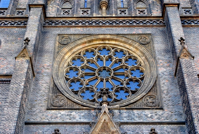 Готическая архитектура: Храм Святой Людмилы Church of St. Ludmila — католический приходской костёл в неоготическом стиле на площади Мира в пражском районе Винограды. Возведён в 1888-1892 годах