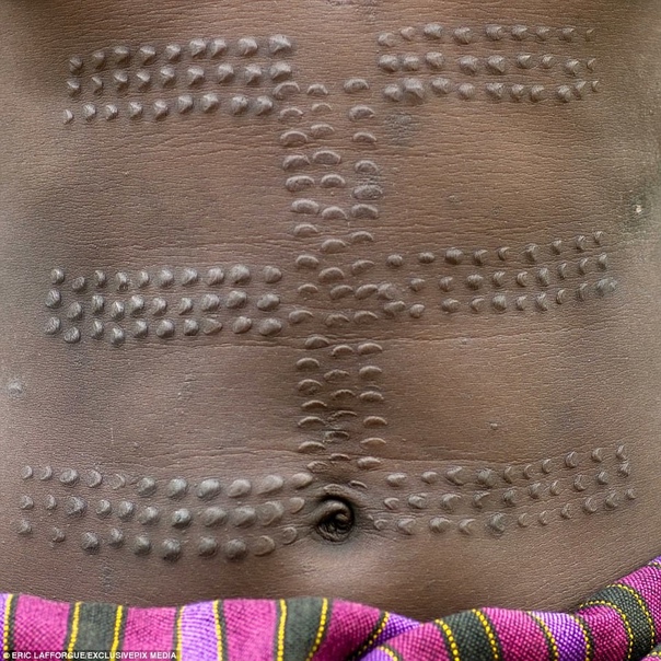 В Африке шрамы украшают не только мужчин В племени сурма, проживающем на территории Эфиопии, шрамы на женской коже считаются признаком красоты. Именно поэтому 12-летних девочек племени на