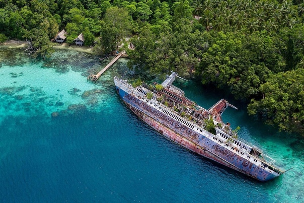 Заброшенный круизный лайнер у берегов райских Соломоновых островов Круизные лайнеры часто бросают якорь в тропической идиллии перед тем, как отправиться в следующий пункт назначения, но это