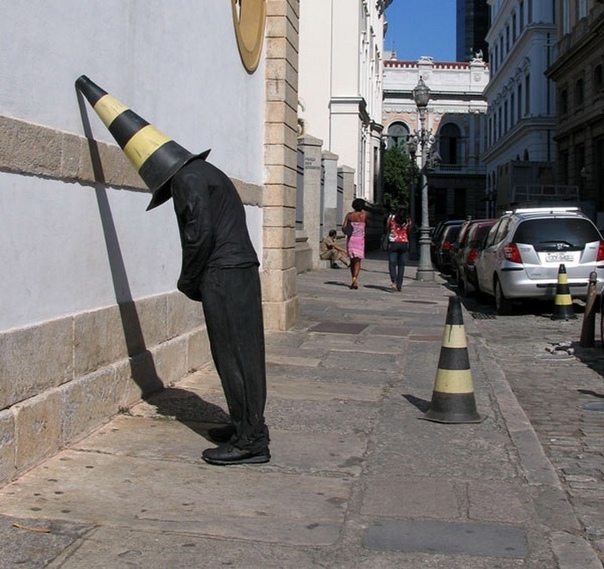 Уличный шок. Embed Series Марка Дженкинса Современный американский художник, представитель стрит-арта, известен благодаря уличным скульптурам. В серии Embed Series (2006) он одевал свои