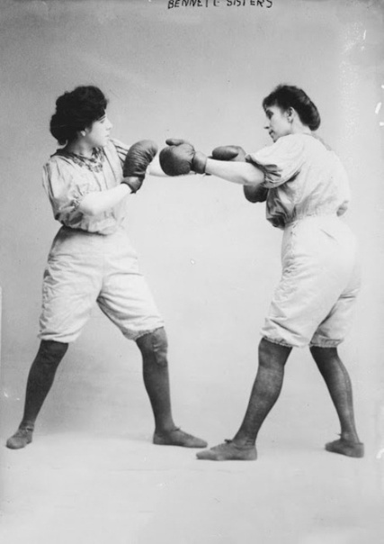 Боксеры в корсетах В викторианскую эпоху девушки охотно участвовали в таких боях, выходя на импровизированный ринг в корсетах и