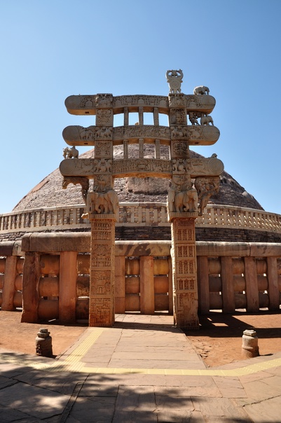 Северные ворота ступы в Санчи (III век до н. э.) Санчи - буддийский комплекс, известный своей Большой ступой, на вершине холма в городе Санчи в округе Райзен штата Мадхья-Прадеш, Индия. Он