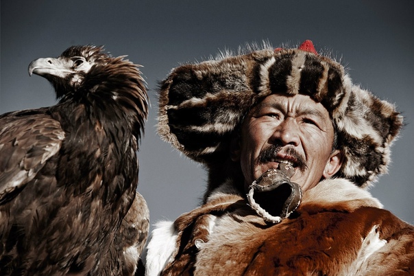 «Пока они не исчезли» Английский фотограф Джимми Нельсон в течение трех лет занимался съемками коренных народов по всему миру. На их поиски у него уходили целые месяцы, а потом еще недели, чтобы