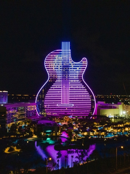 В США построили гостиницу в форме гитары Первый в мире отель в форме гитары открылся в конце октября в пригороде Майами — Голливуде, штат Флорида. Высота «музыкального инструмента» составляет
