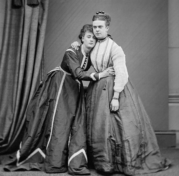 Мозаика странностей Зачем мужчины и женщины менялись одеждой для фотографий в XIX веке В то время получить свое изображение до изобретения фотографии можно было, только пригласив