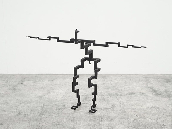 Современное британское искусство. Энтони Гормли Antony Gormley – один из самых выдающихся скульпторов современности. На его счету более 100 персональных выставок и множество наград, среди