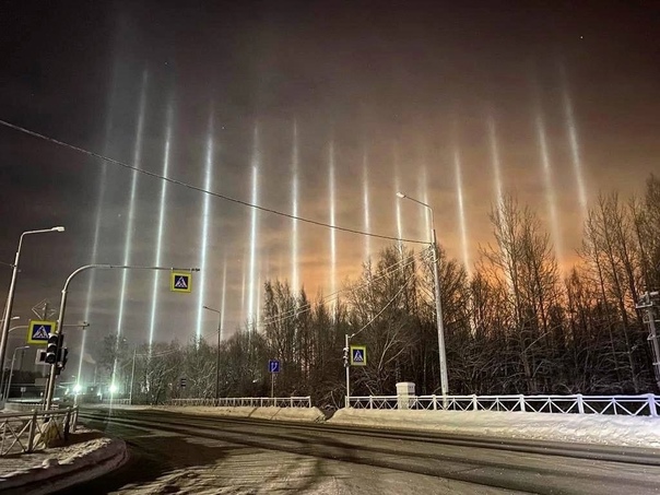 «Необычно высокие» световые столбы заметили минувшей ночью в Москве и Санкт-Петербурге, а также в Подмосковье, Ленобласти и целом ряде других регионов Явление можно наблюдать только в очень