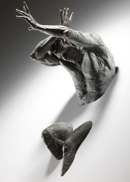 Современные скульпторы: Маттео Пульезе Работы итальянского скульптора Matteo Pugliese - нечто среднее между скульптурой и инсталляцией. Его герои - это застрявшие в стене люди, которые отчаянно