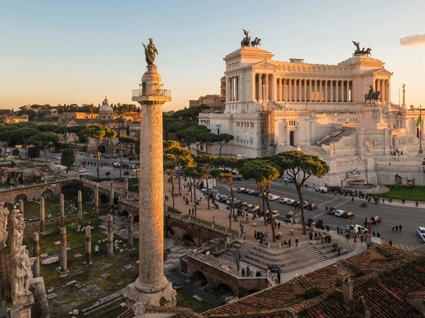 Колонна Траяна (113 г.) Колонна на форуме Траяна в Риме, созданная архитектором Аполлодором Дамасским в 113 году н. э. в честь побед Траяна над даками. Триумф императора запечатлён в форме