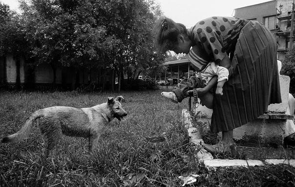 «Казань и казанцы в 1990-е» Портрет не одного города, а всей страны в фотопроекте Евгения КанаеваЛихие 90-е… Это время многие вспоминают с улыбкой и светлой грустью. Тогда людям пришлось